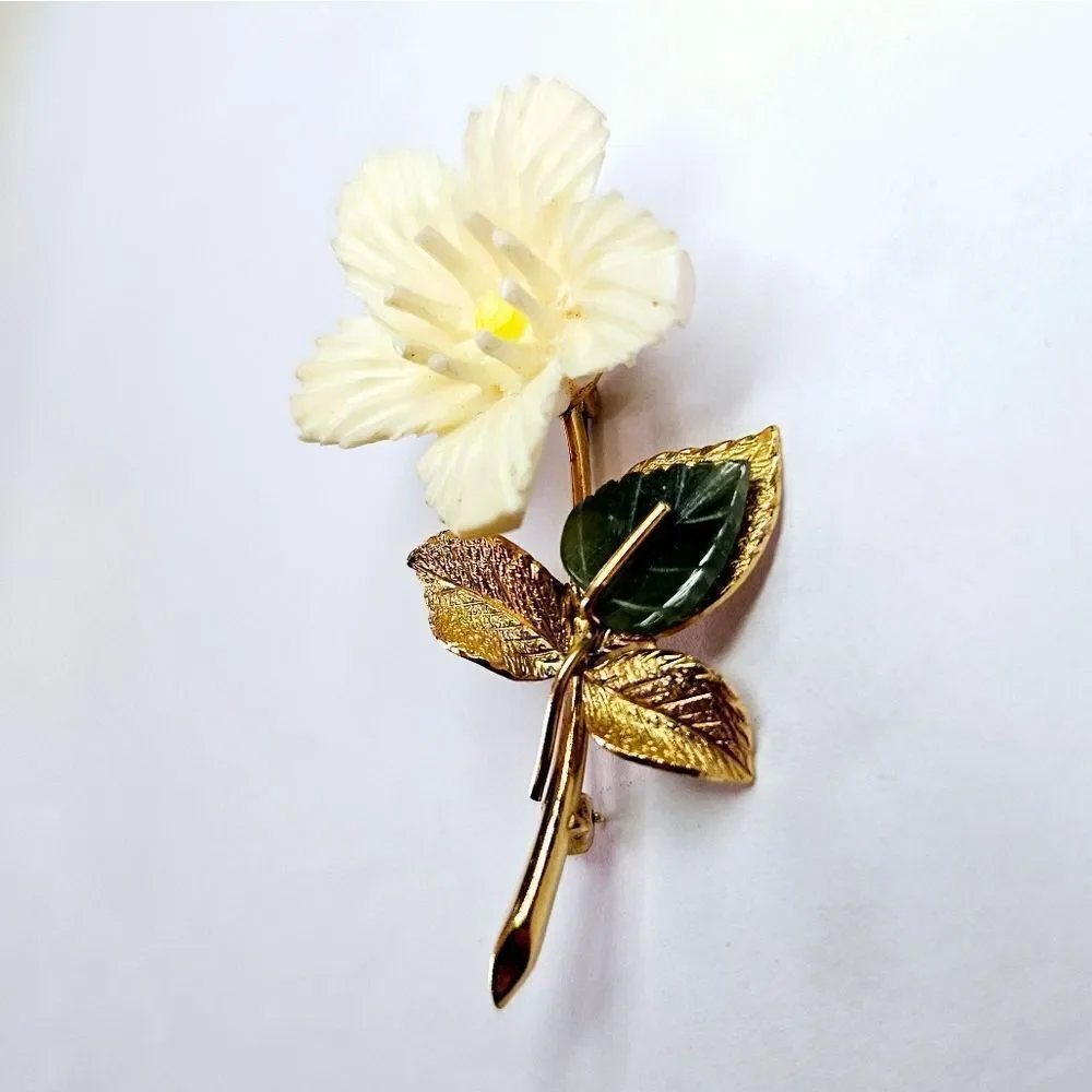 Vintage Wells Signed 14K Gold Filled Textured Cream Celluloid Flower Brooch Pin